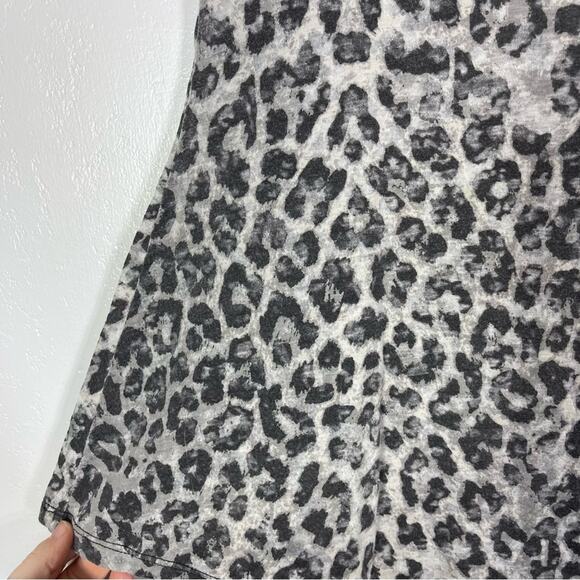 Bongo Leopard Print Asymmetrical Shirt. Size Small. In excellent condition! - Picture 2 of 6